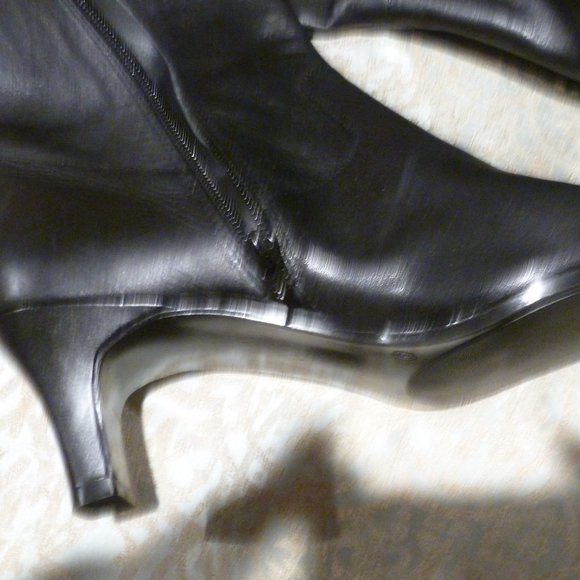 Isotoner  NEW Black  Leather Heeled Zippered Ankle Boots sz 9M - Picture 9 of 9